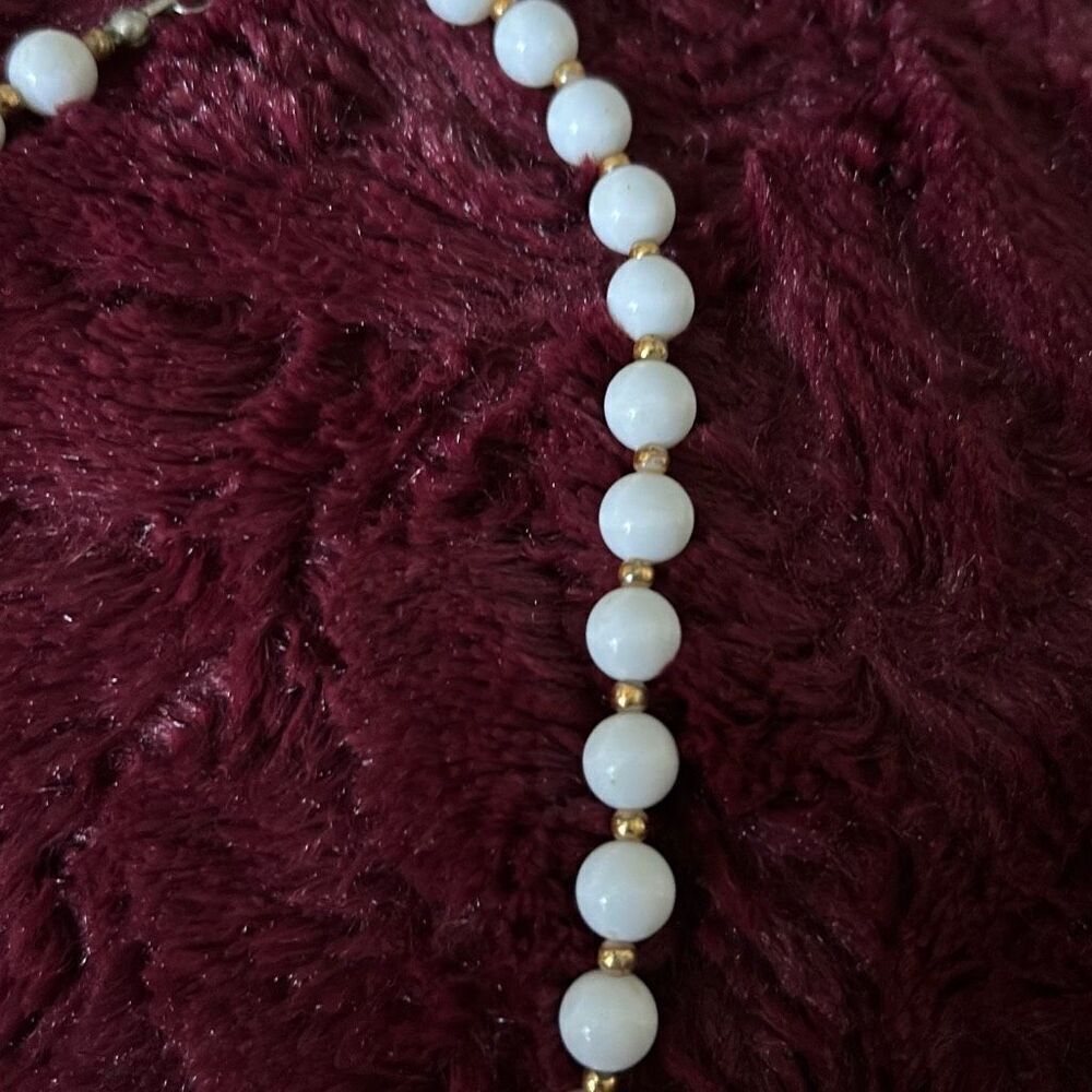 Vintage Mid-Century‎ White Milk & Gold-tone Beaded Necklace. 18". - Picture 5 of 7